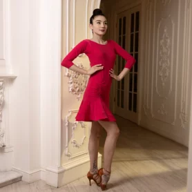 Червона сукня для латини 1032 коротка з воланами вигляд спереду у студії