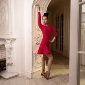 Червона сукня для латини 1032 коротка з воланами у танцювальній позі в студії