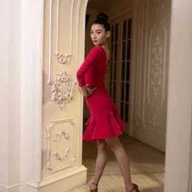 Червона сукня для латини 1032 коротка з воланами вигляд з поворотом у студії