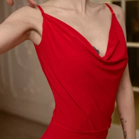 Деталь червоної сукні для латини 696 з драпірованим декольте та тонкими бретелями