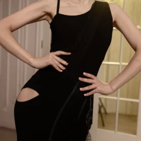 Черное платье для латыни 699 з асиметричним верхом та бахромою, детальний вигляд спереду