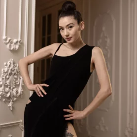 Черное платье для латыни 699 з високим розрізом та бахромою, портретный ракурс