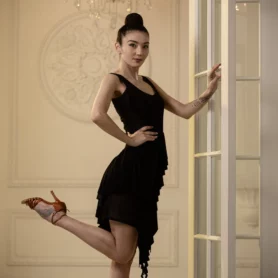 Черное платье для латыни 981 с асимметричной многослойной юбкой и воланами, образ для бальных танцев