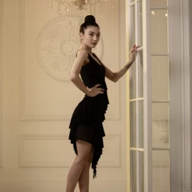 Черное платье для латыни 981 с асимметричной юбкой и многослойными воланами, вид сбоку