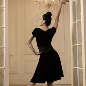 Черное платье для латыни 984 с коротким рукавом и расклешенной юбкой в ​​танцевальной позе, вид сзади