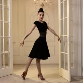 Черное платье для латыни 984 с коротким рукавом и расклешенной юбкой в ​​движении во время танца