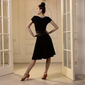 Черное платье для латыни 984 с коротким рукавом и расклешенной юбкой, вид сзади