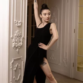 Черное платье для латыни с высоким разрезом и бахромой, облегающий силуэт, вид спереди