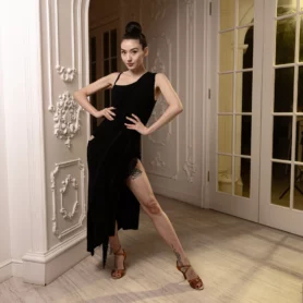 Чорна сукня для латини з високим розрізом та бахромою, повний вигляд спереду