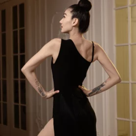 Чорна сукня для латини з відкритою спиною, бахромою та високим розрізом, вид сзади