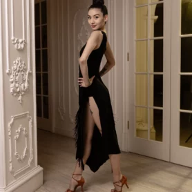 Черное платье для латыни с высоким разрезом и бахромой, облегающий силуэт