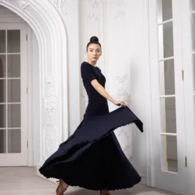 Чорна довга сукня для стандарту 989 в обертанні, широка спідниця красиво розкривається