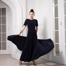 Чорна довга сукня для стандарту 989, розкльошена спідниця в русі під час танцю