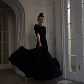 Чорна довга сукня для стандарту 989 в русі, широка спідниця створює ефектний силует